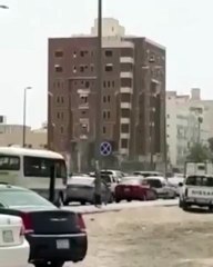بالفيديو ازالة مبني بالمدينة المنورة يصيب مواطنين بالرعب ويعرضهم للخطر