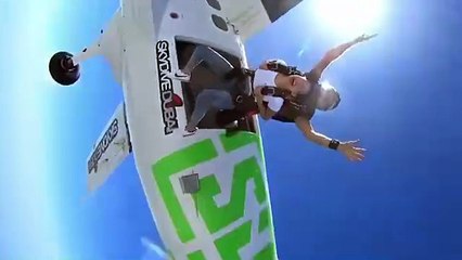 شاهدي بالفيديو: بيلا حديد تمارس رياضة القفز بالمظلات في دبي