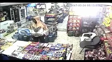 لصوص يسرقون بقالة تحت تهديد السلاح