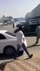 شخص يحاول سرقة مركبة من معرض سيارات بالسعودية