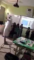 بالفيديو .. طرق جديدة للتعليم بالمملكة منها الرقص واستخدام المسدس