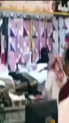 بائعة ملابس داخلية للرجال تثير غضب رواد مواقع التواصل الاجتماعي