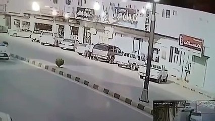 بالفيديو طفل ينجو من الموت بأعجوبة في الأفلاج في مشهد لا يصدق