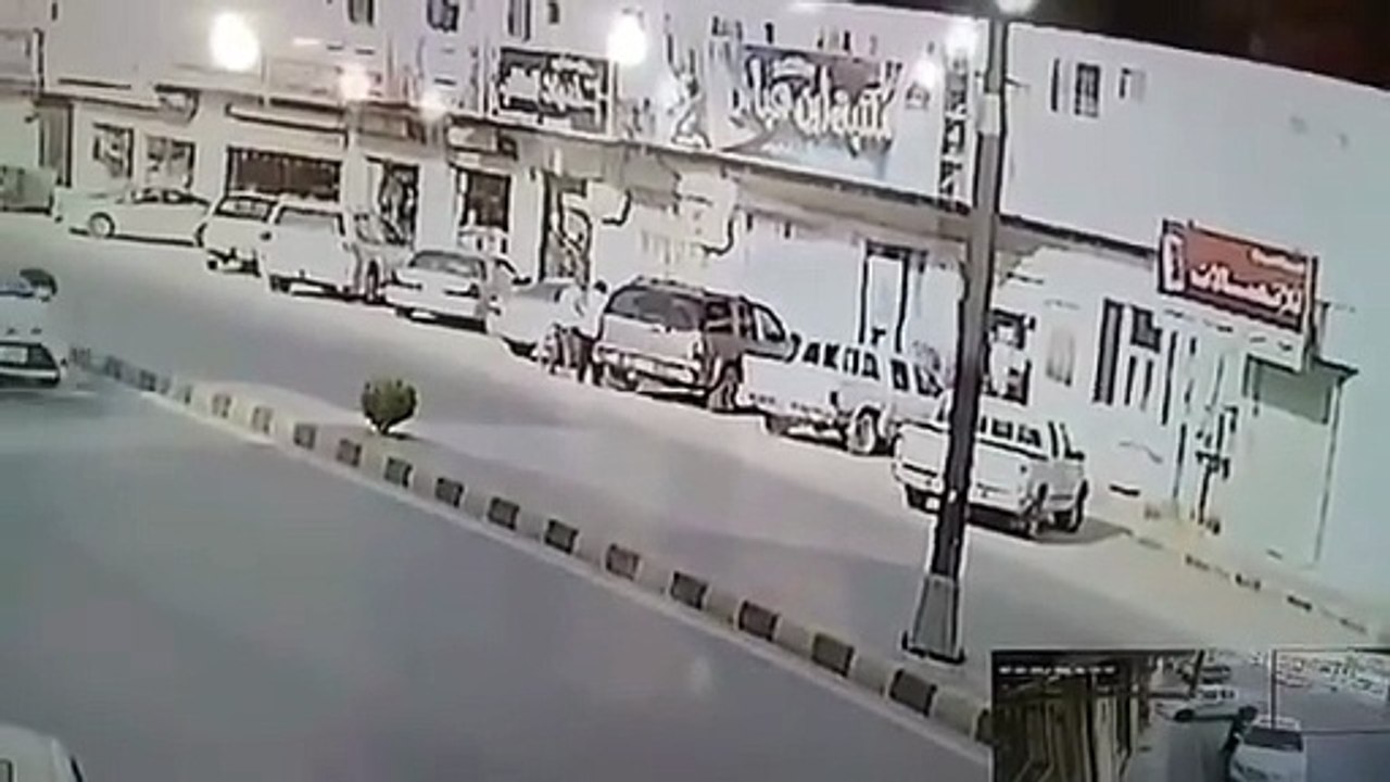 بالفيديو طفل ينجو من الموت بأعجوبة في الأفلاج ف...
