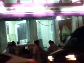 بالفيديو.. مشاجرة عنيفة بين باكستانيين بأحد شوارع الرياض