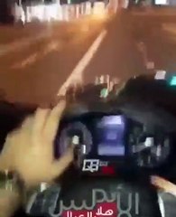 بالفيديو: سناب شات يتسبب في وقوع حادث مروع مع سيارة قطعت الإشارة