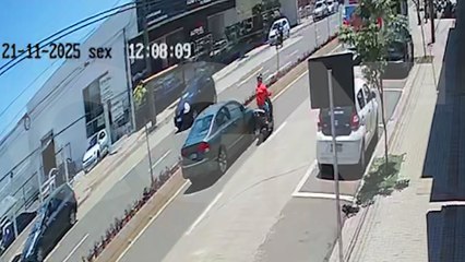 Vídeo mostra motoneta batendo contra Civic e motociclista sendo jogada contra ônibus