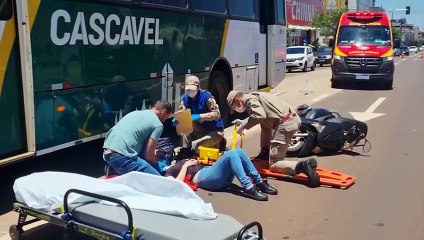 Motociclista bate em carro, perde controle e acerta ônibus parado na Rua Carlos Gomes