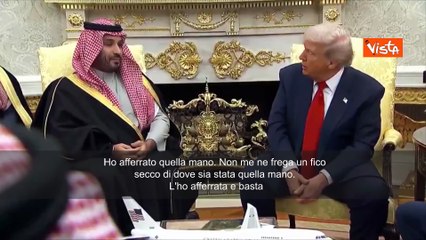 Trump scherza con bin Salman: Non gli dò il pugno come Biden, preferisco stretta di mano