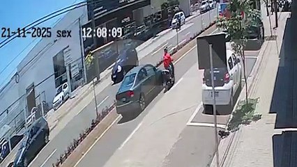 Vídeo mostra motoneta batendo contra Civic e motociclista sendo jogada contra ônibus