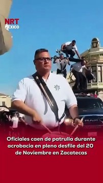 ⚠️ Elementos de Seguridad Vial realizaban acrobacias cuando terminaron cayendo del vehículo oficial en pleno desfile del 20 de Noviembre. Las imágenes ya le dieron la vuelta a internet.
