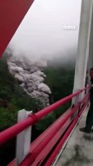 El Volcán Semeru en Java entra en erupción (Nivel IV), forzando la evacuación de casi 1,000 personas