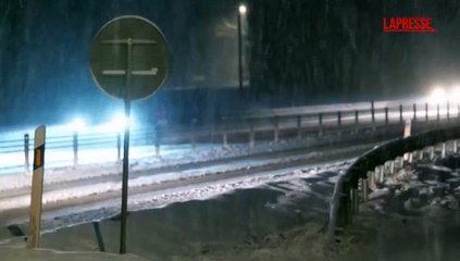 Svezia, bufera di neve manda in tilt il traffico. Coppia bloccata in auto: "Stiamo bene, possiamo resistere a lungo"