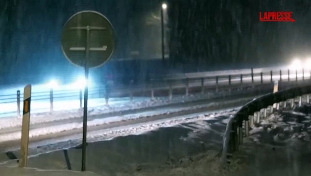 Svezia, bufera di neve manda in tilt il traffico. Coppia bloccata in auto: Stiamo bene, possiamo resistere a lungo