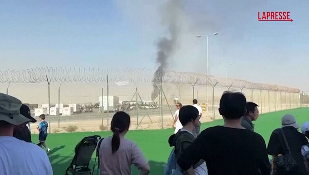 Aereo militare si schianta al Dubai Air Show: l'alta colonna di fumo nero