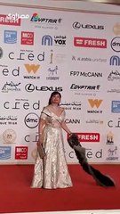 الجاكيت الفرو يتسبب في موقف محرج ل إلهام شاهين في ختام مهرجان القاهرة السينمائي