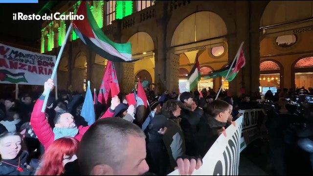 Il video dei manifestanti in piazza Maggiore a Bologna