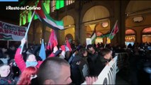 Il video dei manifestanti in piazza Maggiore a Bologna
