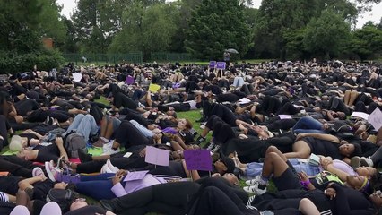 Südafrikanerinnen setzen ein starkes Zeichen gegen Frauenmorde