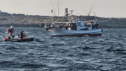 서귀포 앞바다서 어선 침수..."해저 암초와 충돌" / YTN