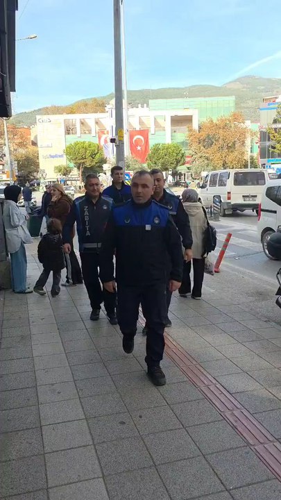 Gemlik Belediyesi Zabıta Müdürlüğü ekiplerimiz, kentin işlek noktalarındaki dönercilerde hijyen denetimleri yaptı. Ocak ve tezgâh temizliği, mutfak düzeni, soğuk hava koşulları ve ürün saklama alanları tek tek incelendi