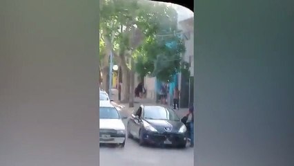Locura por una pelea de tránsito que terminó a los tiros: un policía y dos hombres heridos
