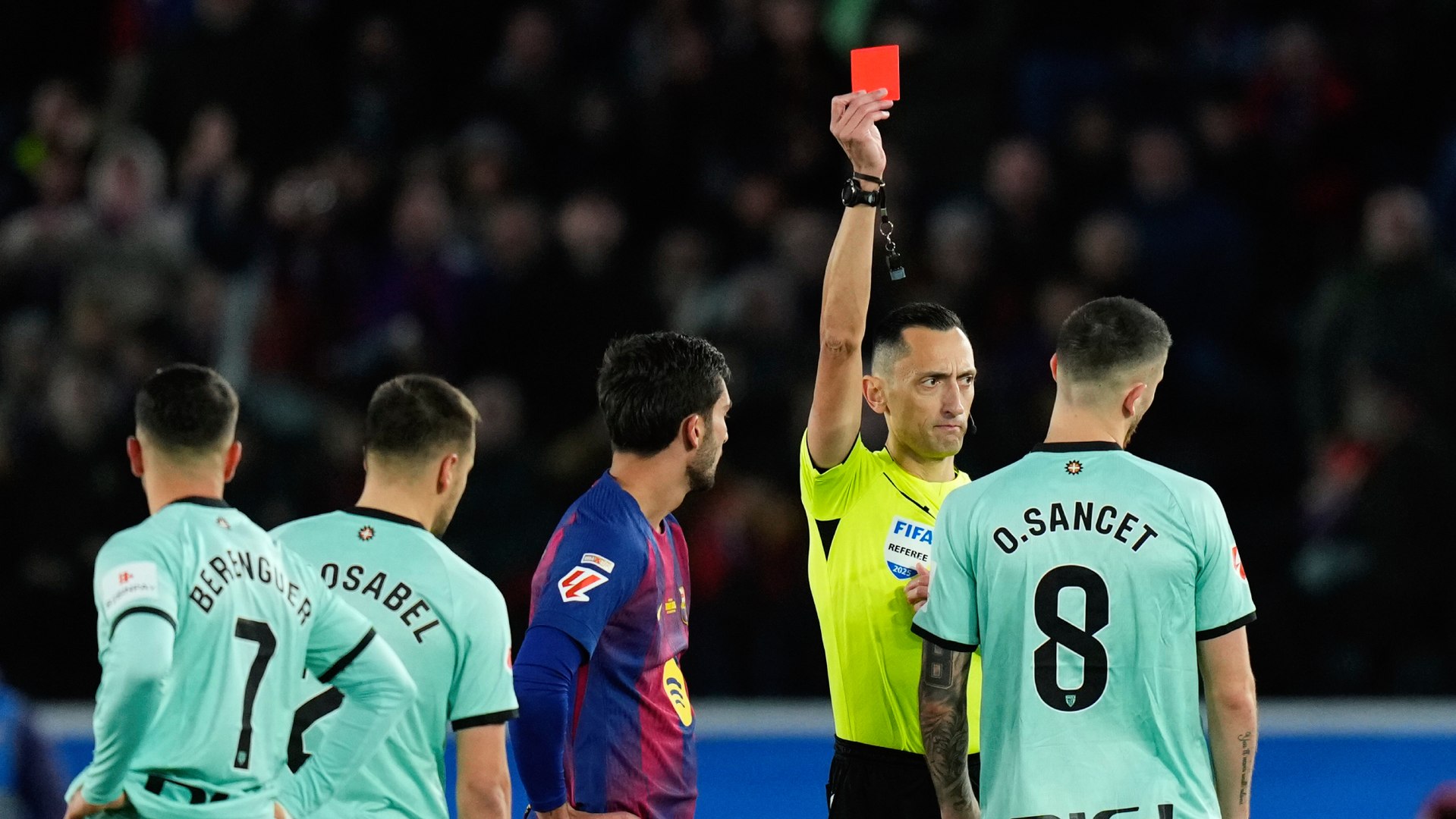 José María Sánchez Martínez mostrándole la roja a Sancet después de revisar la acción en el VAR: Fuente: Marca