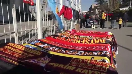 Stadyum önündeki köftecinin kim olduğunu duyan şaşıp kalıyor