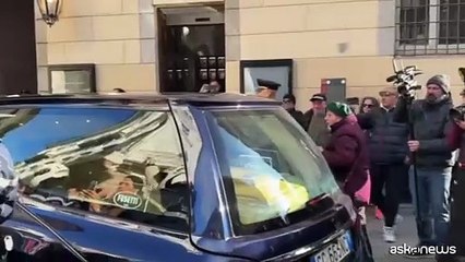 La coda al Piccolo Teatro per la camera ardente di Ornella Vanoni