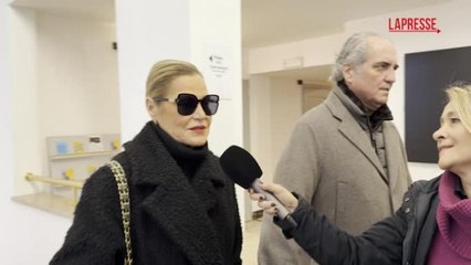 Simona Ventura alla camera ardente per Ornella Vanoni: «Era unica, mi mancherà»