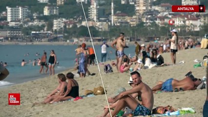 Alanya’da sıcak hava tatilcileri Kleopatra Plajına çekti