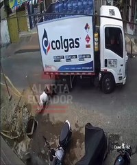 ¡Lo protegió! Una madre y su bebé se salvaron de ser arrollados por un camión (VIDEO)