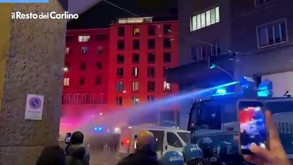 Lancio di bengala e idranti in via Marconi a Bologna: il video