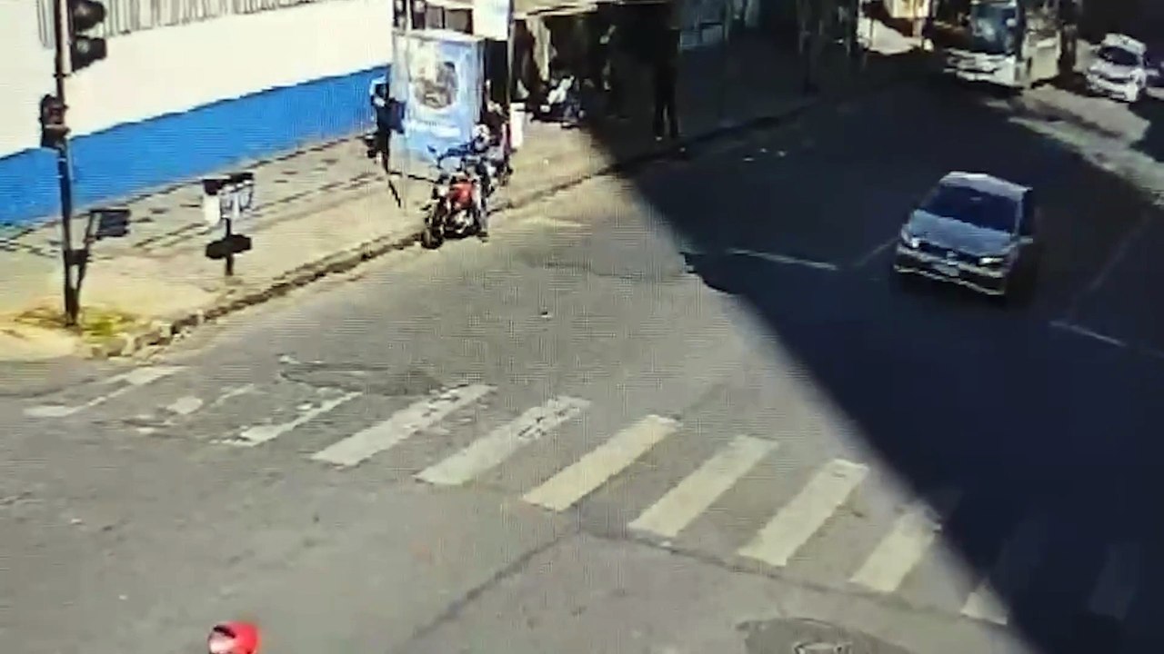 Vídeo mostra momento em que carro fura sinal em BH e atinge idosa na calçada