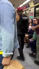 ¡Como si fuera un ring! Pasajero atacó al guardia de seguridad dentro de un Tren Ligero (VIDEO)