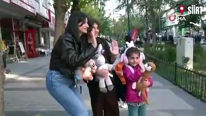 Anlamlı sosyal deney! Polislerin bıraktığı oyuncaklara çocukların tepkisi duygulandırdı