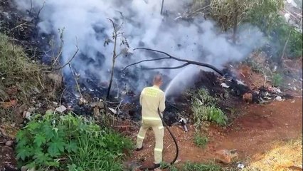 “Está bem próximo”, diz morador assustado com incêndio ambiental se aproximando de casas no Veneza em Cascavel