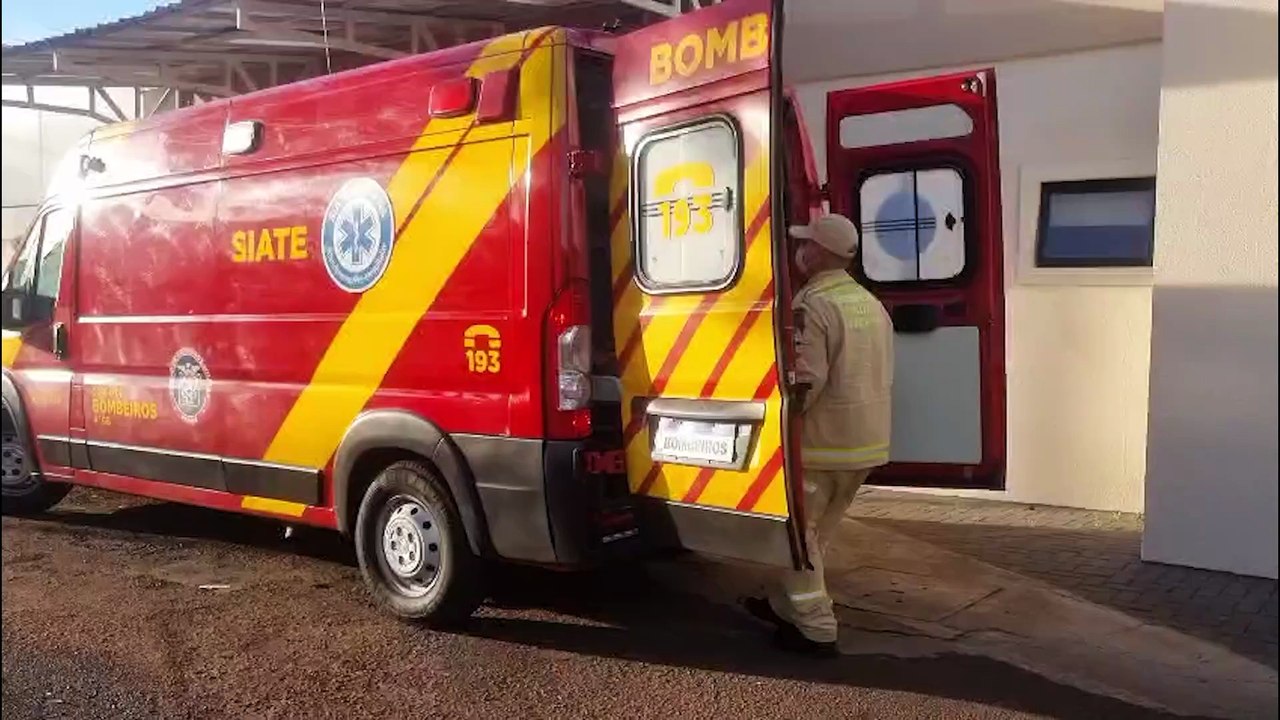 Homem cai de motocicleta e fica ferido no Bairro Periolo