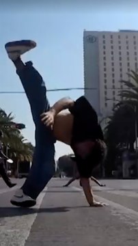 Artistas callejeros en los cruces peatonales de México