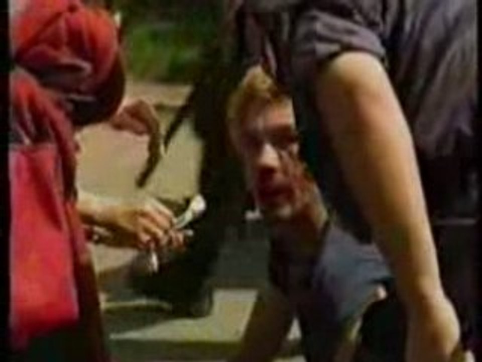Violente gay pride à Belgrade 2001