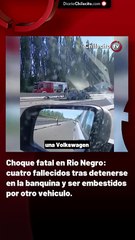 Choque fatal en Rio Negro: cuatro fallecidos tras detenerse en la banquina y ser embestidos por otro vehiculo.