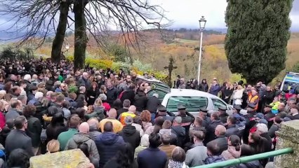 Funerale del piccolo Leo, "Supereroi" di Mr. Rain all'uscita della piccola bara bianca