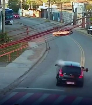 VÍDEO: Motorista embriagado causa acidente após fazer zigue-zague na pista e deixa três pessoa feridas