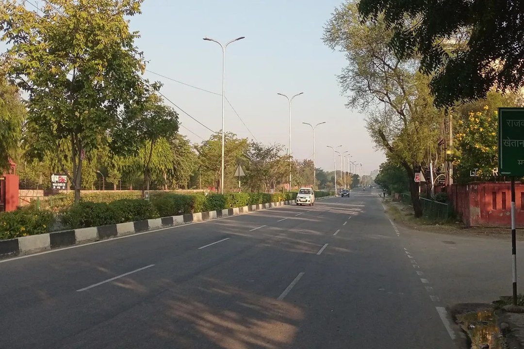 Rajasthan Weather : जयपुर में आज सवेरे छाया हल्का कोहरा, सूरज की रोशनी हुई मंद, बढ़ा सर्दी का जोर