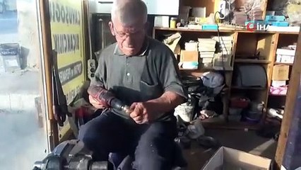 75 yaşında Tarihi Kapalı Çarşı’da baba mesleğini sürdürüyor, el işçiliği koç boynuzu bıçak üretiyor