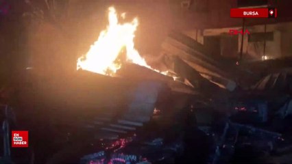 Bursa'da 3 katlı binanın teras katındaki kafede yangın