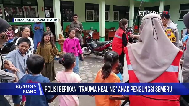 Erupsi Semeru, Polisi Berikan Trauma Healing ke Anak-Anak di Pengungsian | KOMPAS SIANG