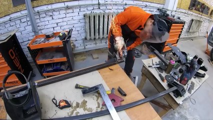 A man makes a Cybervan out of an old truck from start to finish.