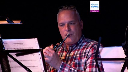 Βουδαπέστη: Η ορχήστρα του Ιβάν Φίσερ μεταφέρει την κλασική μουσική σε παμπ και μπαρ