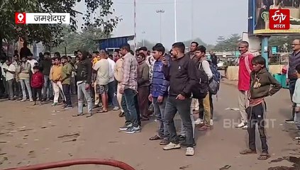 जमशेदपुर में बीच सड़क पर खड़ी कार में अचानक लगी आग, लोगों के बीच मच गई अफरा-तफरी